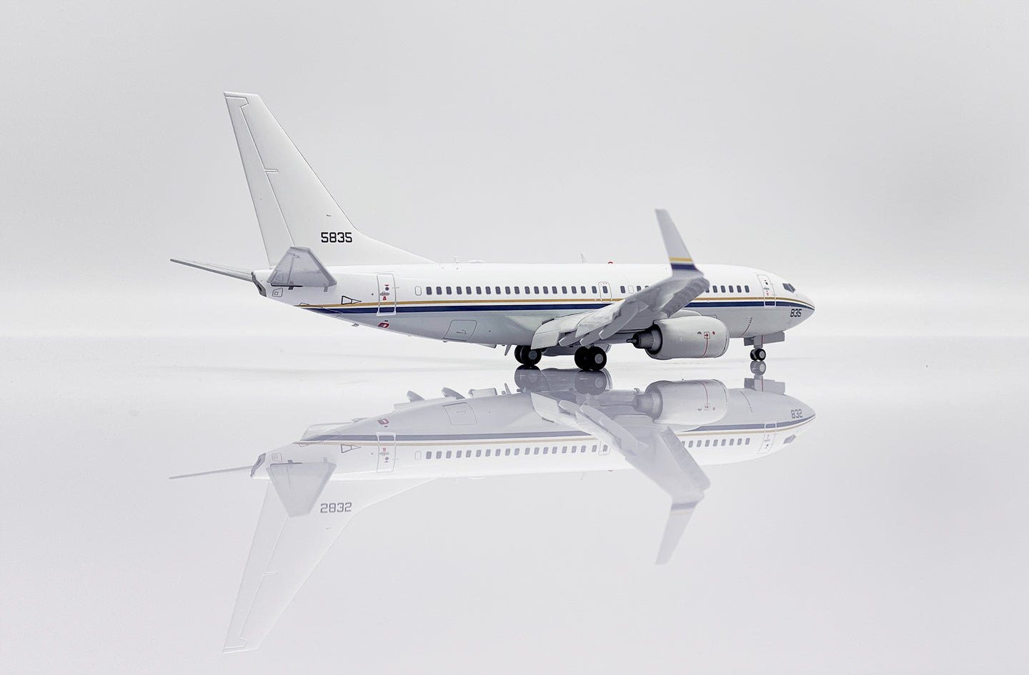 JC WINGS B737-700 C-40A CLIPPER US NAVY (FLAPS DOWN) REG: 165835