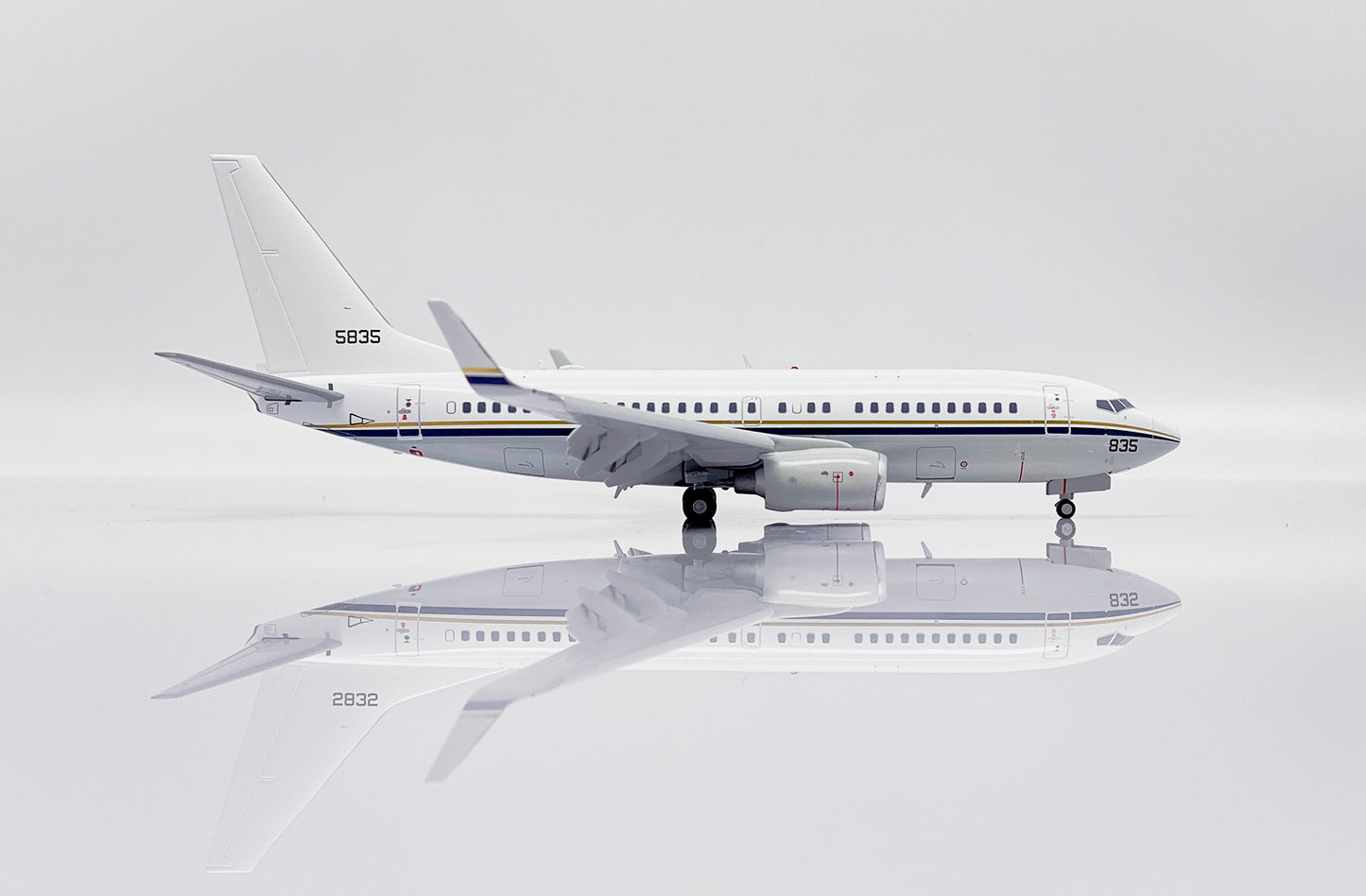 JC WINGS B737-700 C-40A CLIPPER US NAVY (FLAPS DOWN) REG: 165835