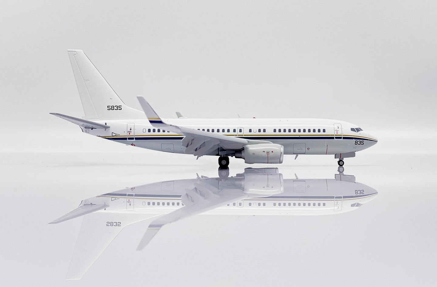 JC WINGS B737-700 C-40A CLIPPER US NAVY (FLAPS DOWN) REG: 165835