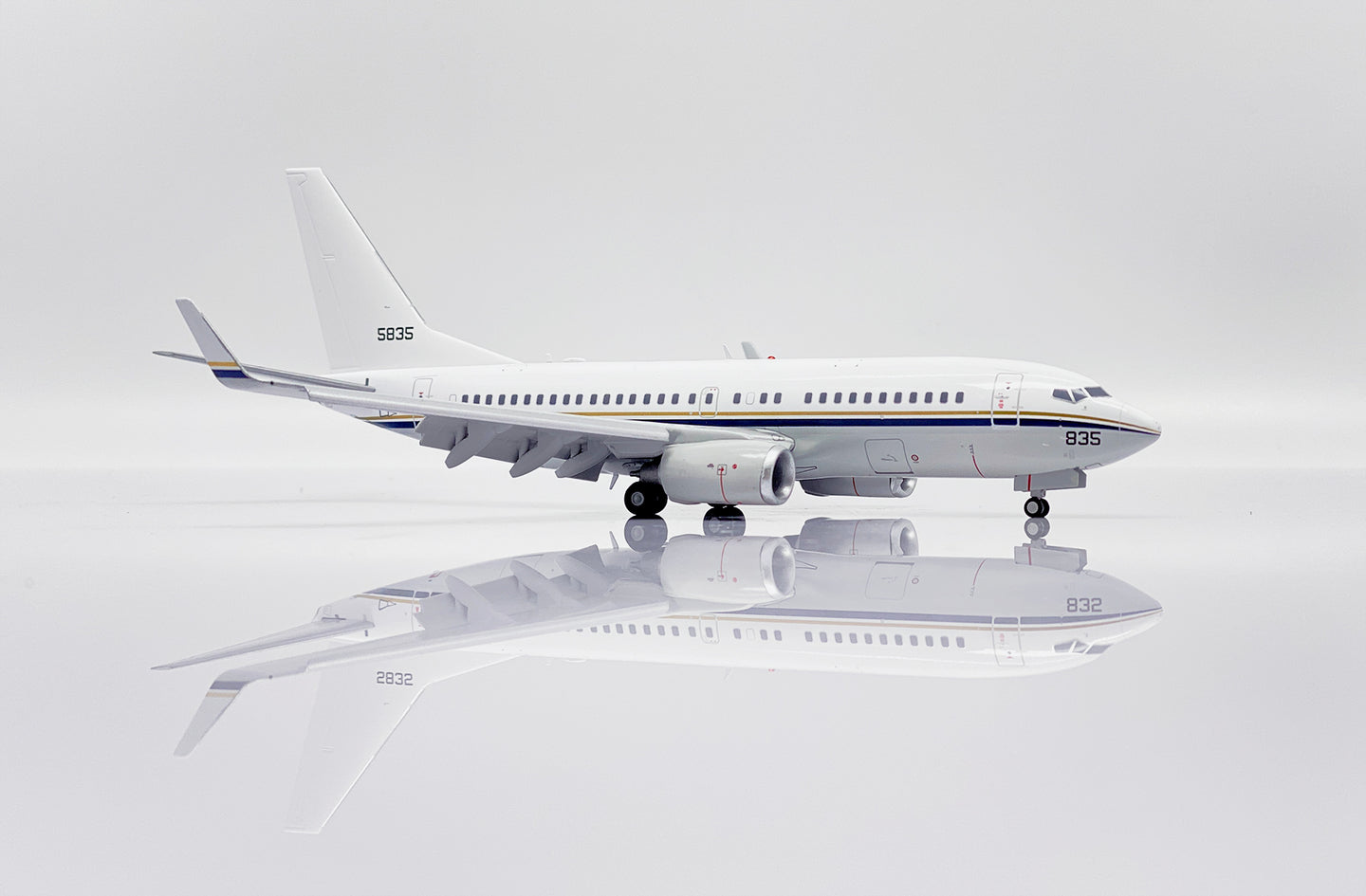 JC WINGS B737-700 C-40A CLIPPER US NAVY (FLAPS DOWN) REG: 165835