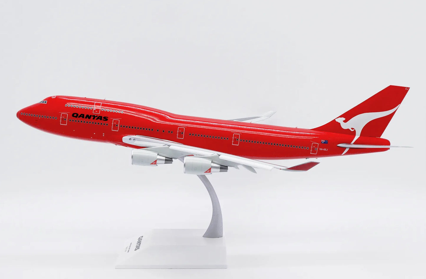 JC WINGS B747-400 QANTAS "ALL RED" (FLAPS DOWN) REG: VH-OEJ