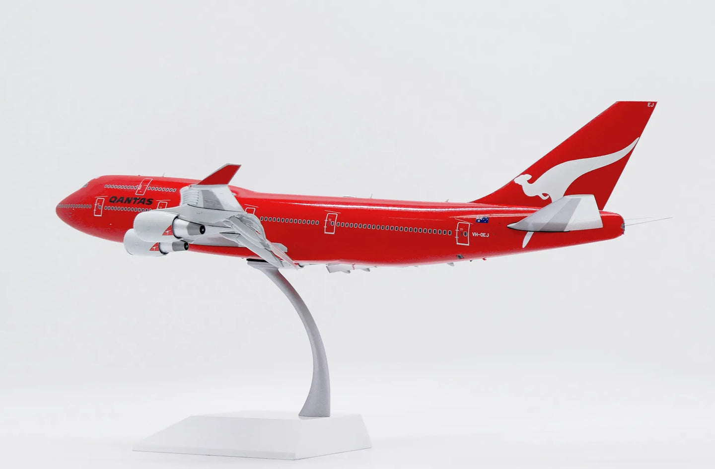 JC WINGS B747-400 QANTAS "ALL RED" (FLAPS DOWN) REG: VH-OEJ
