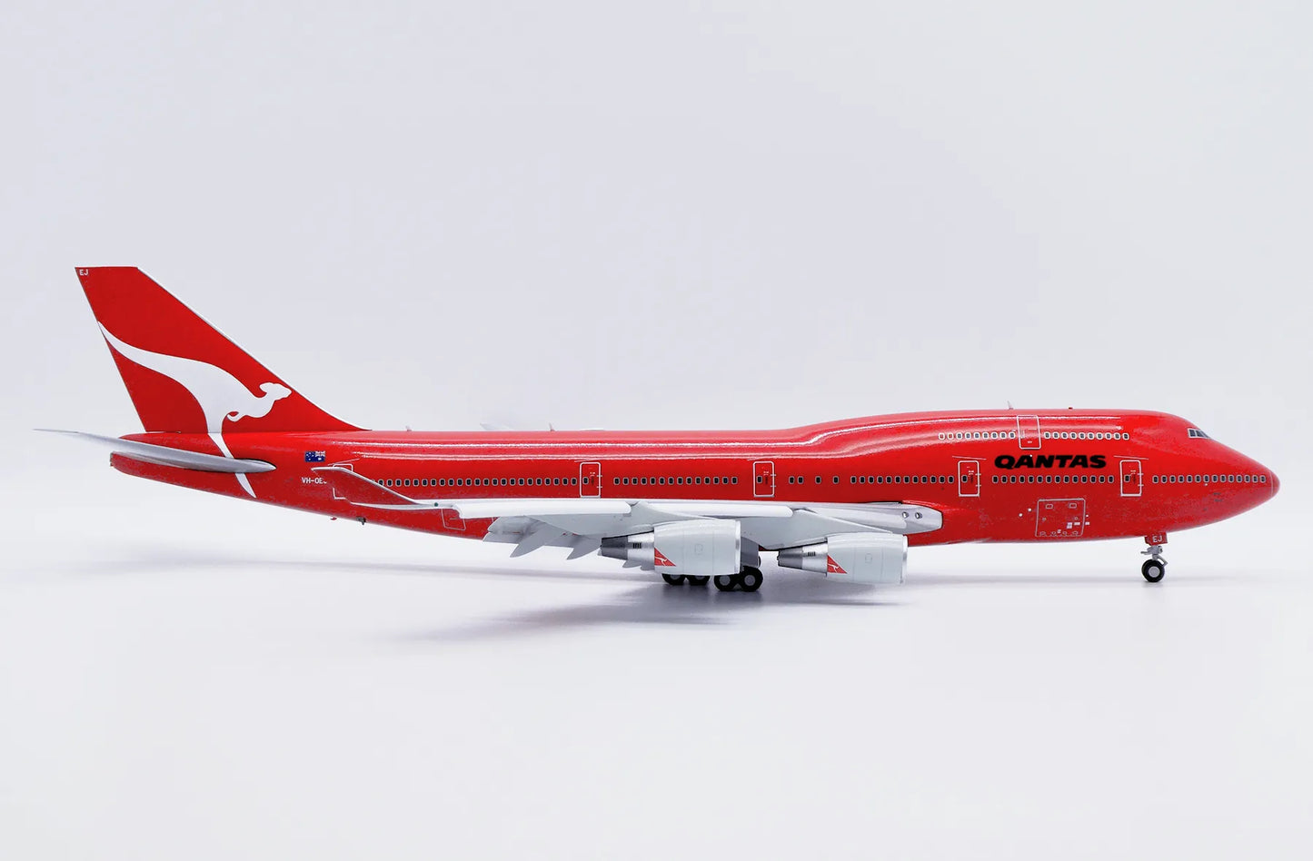 JC WINGS B747-400 QANTAS "ALL RED" (FLAPS DOWN) REG: VH-OEJ