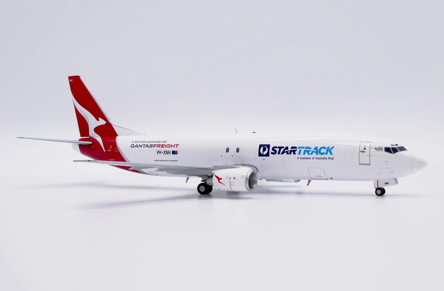 JC WINGS B737-400SF QANTAS FREIGHT "STARTRACK" REG: VH-XNH