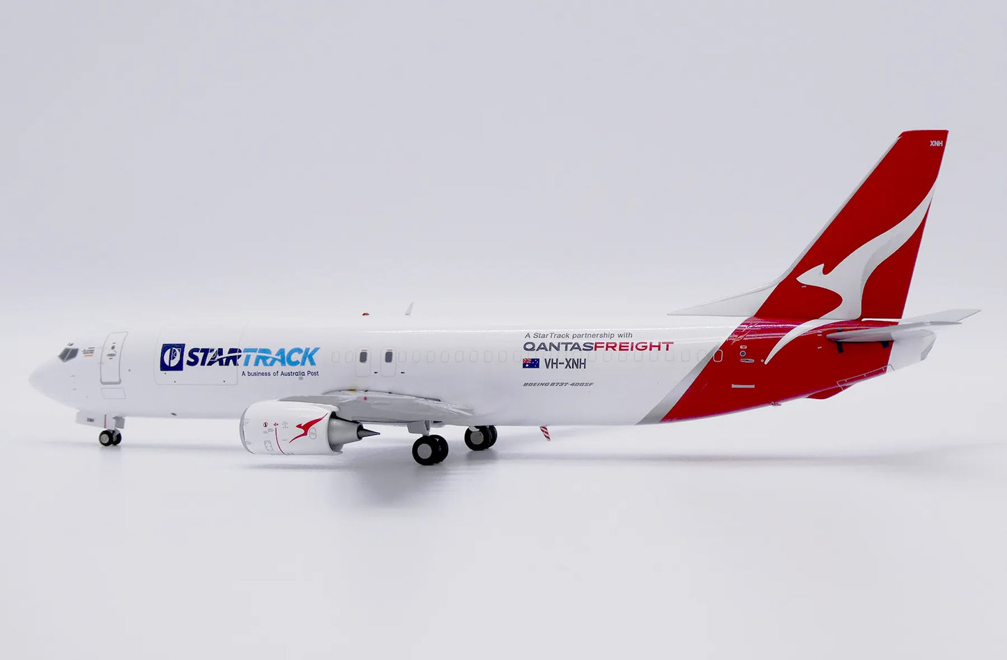 JC WINGS B737-400SF QANTAS FREIGHT "STARTRACK" REG: VH-XNH