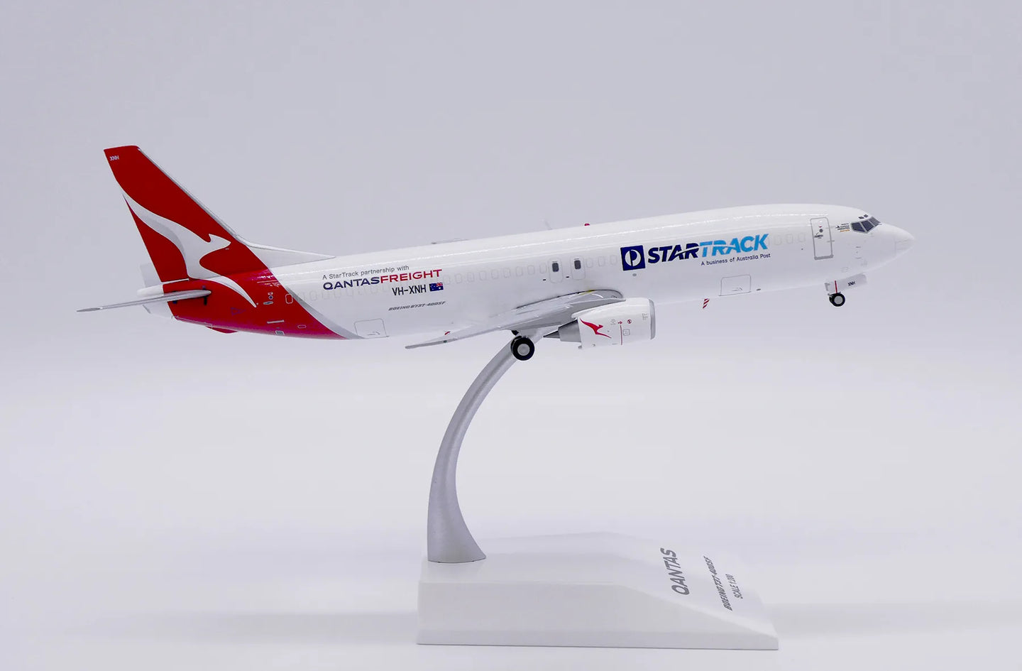 JC WINGS B737-400SF QANTAS FREIGHT "STARTRACK" REG: VH-XNH