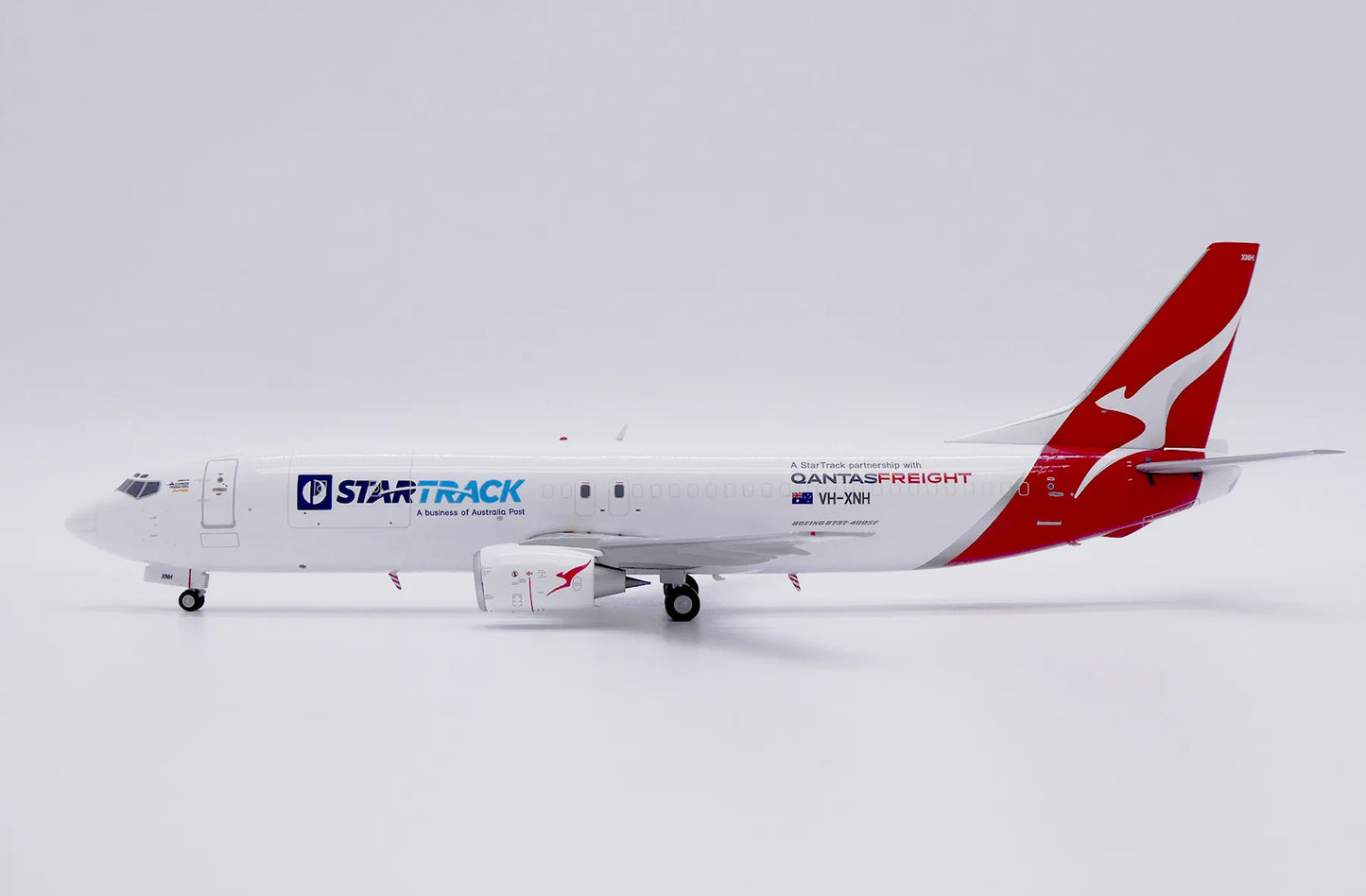 JC WINGS B737-400SF QANTAS FREIGHT "STARTRACK" REG: VH-XNH