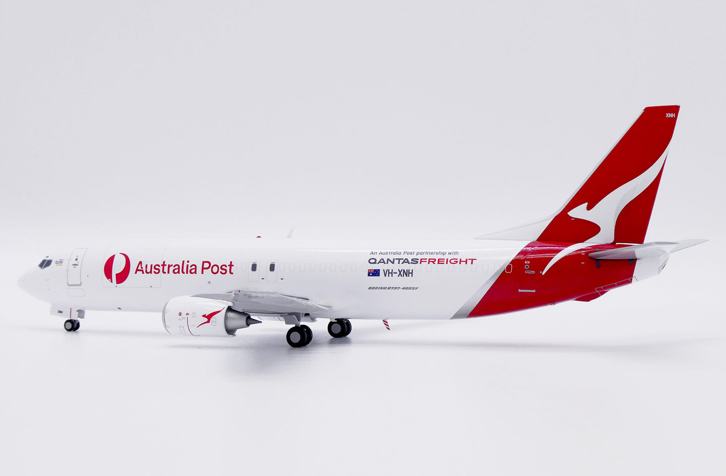 JC WINGS B737-400(SF) QANTAS FREIGHT "AUSTRALIA POST" REG: VH-XNH