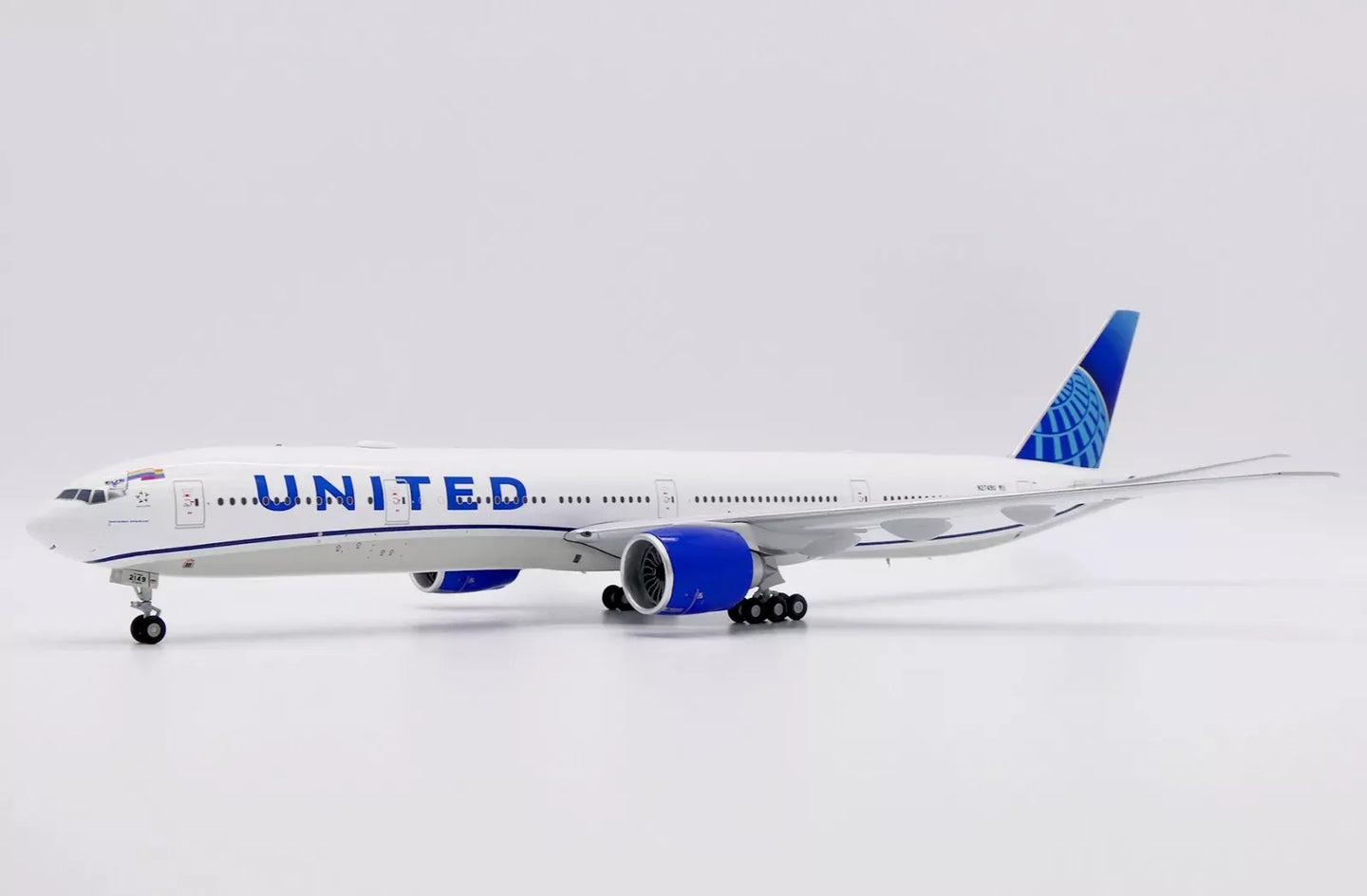 JC WINGS B777-300ER UNITED AIRLINES "SYDNEY WORLD PRIDE" REG: N2749U