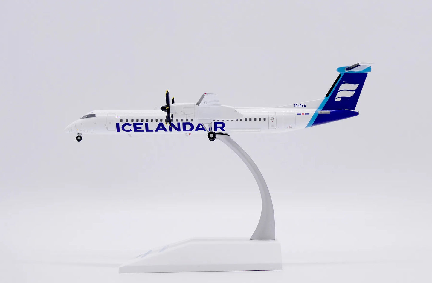 JC WINGS DASH 8-Q402 ICELANDAIR BOMBARDIER REG: TF-FXA