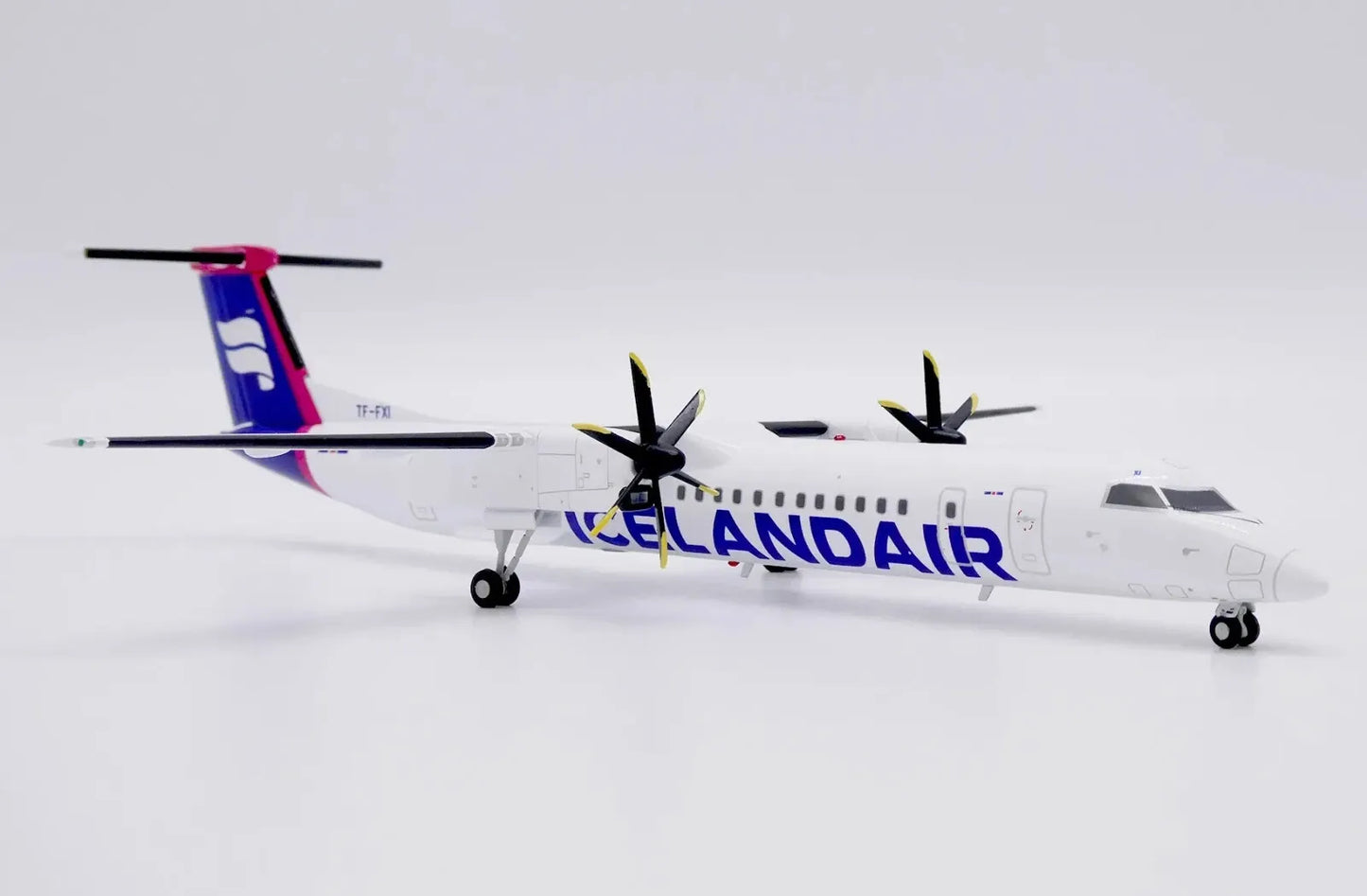 JC WINGS DASH 8-Q400 ICELANDAIR REG: TF-FXI