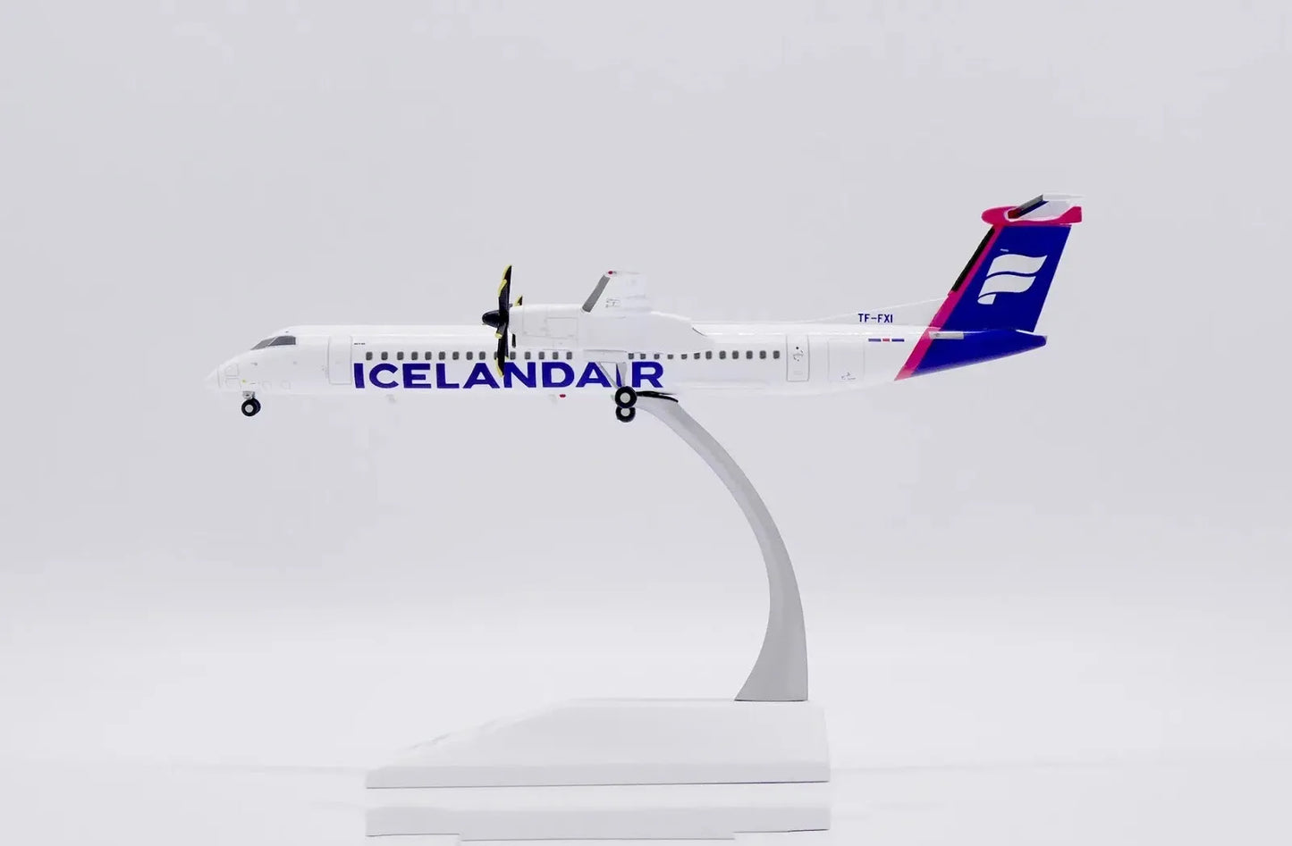 JC WINGS DASH 8-Q400 ICELANDAIR REG: TF-FXI