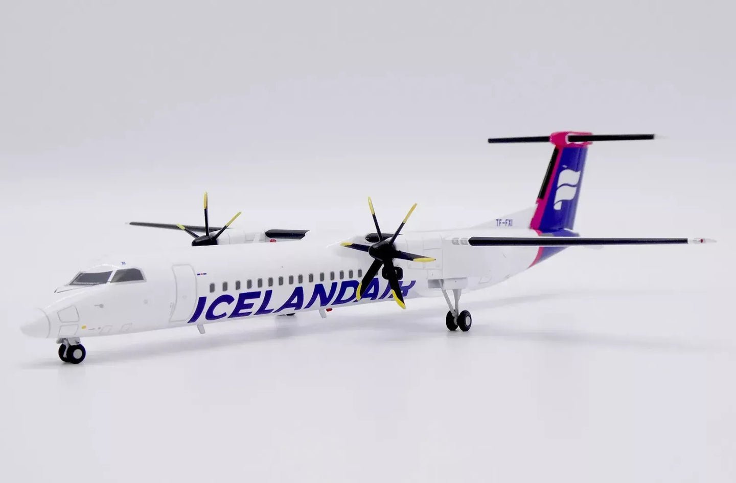 JC WINGS DASH 8-Q400 ICELANDAIR REG: TF-FXI