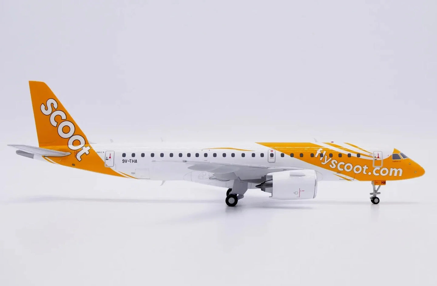 JC WINGS EMBRAER E190-E2 SCOOT REG: 9V-THA