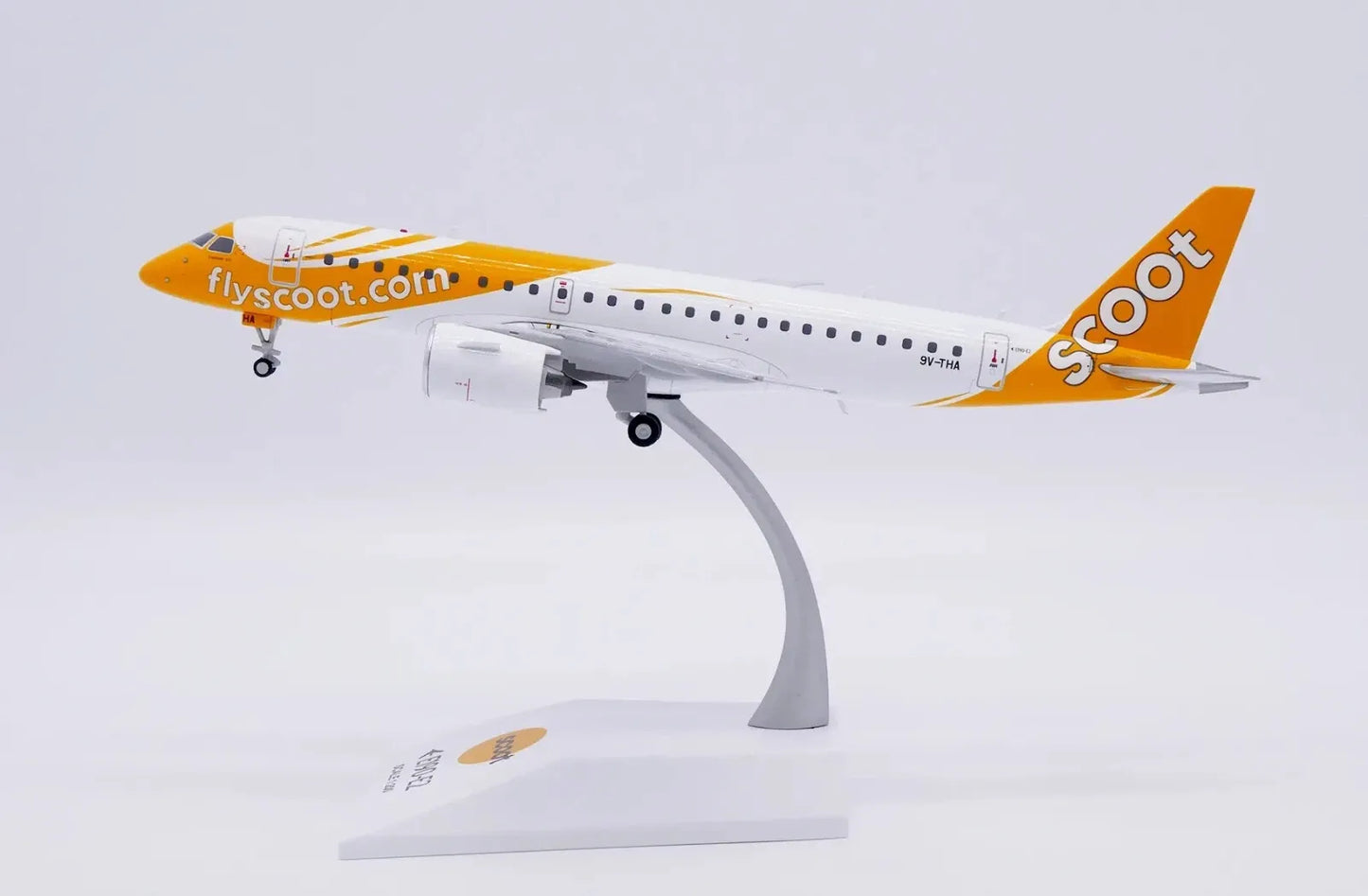 JC WINGS EMBRAER E190-E2 SCOOT REG: 9V-THA