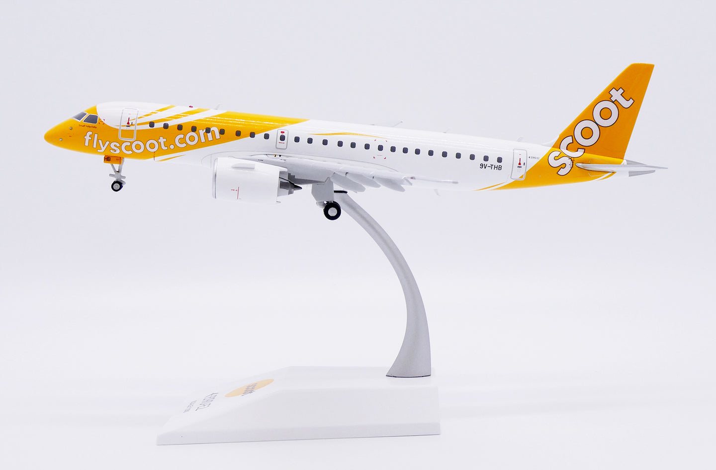 JC WINGS E190-E2 SCOOT (FLAPS DOWN) REG: 9V-THB