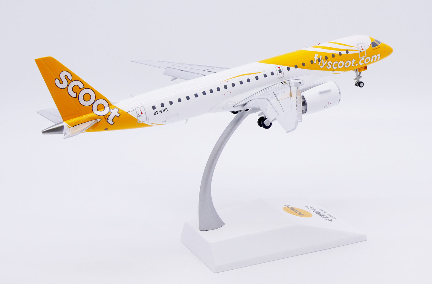 JC WINGS E190-E2 SCOOT (FLAPS DOWN) REG: 9V-THB