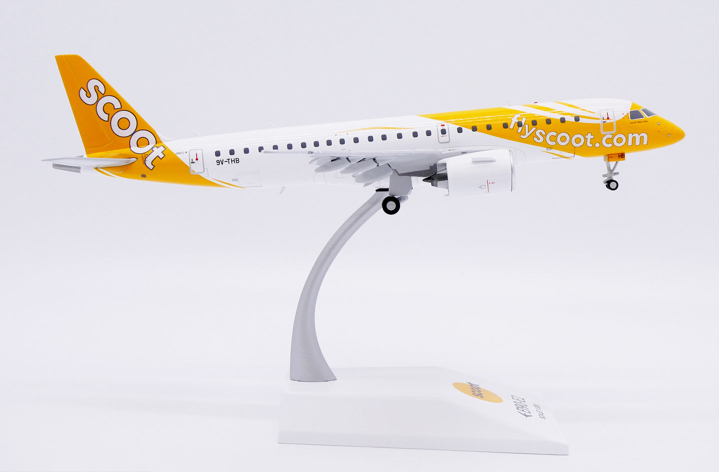 JC WINGS E190-E2 SCOOT (FLAPS DOWN) REG: 9V-THB