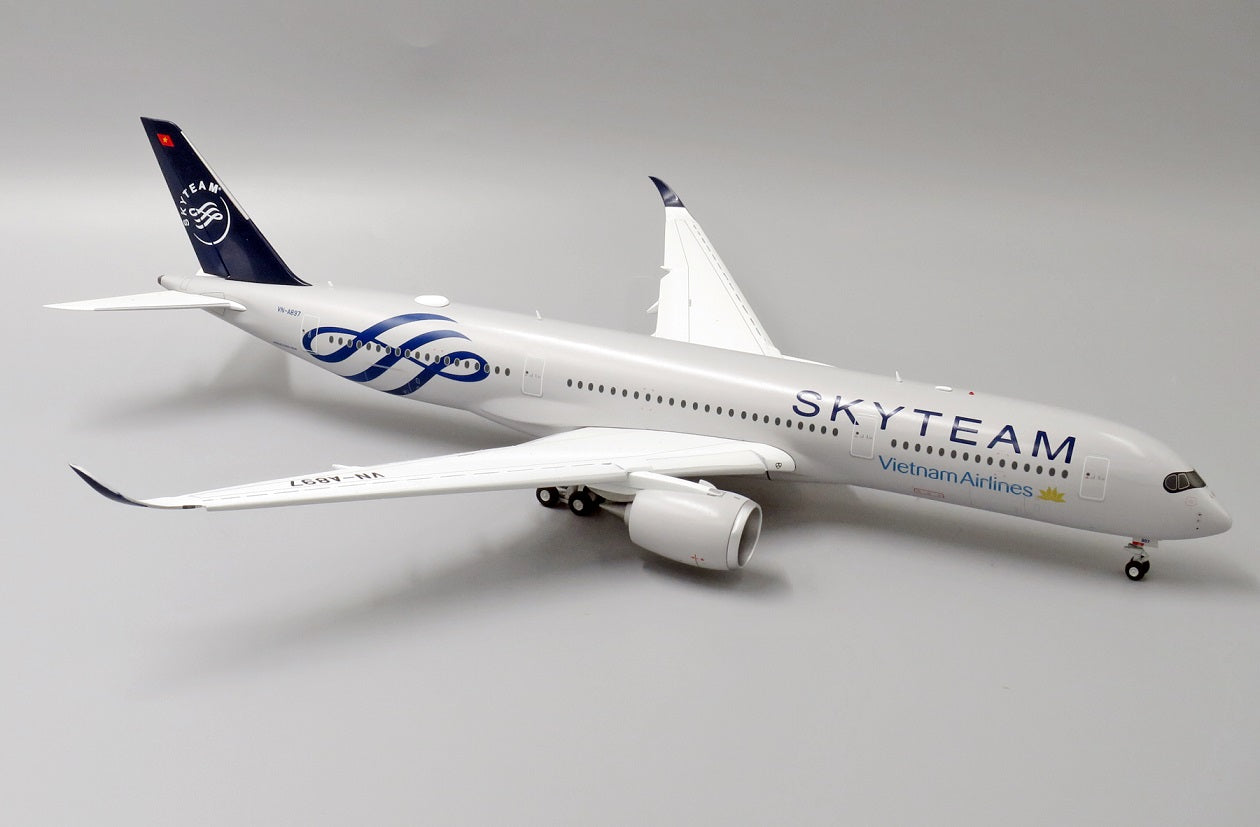 JC WINGS A350-900XWB VIETNAM AIRLINES "SKYTEAM LIVERY" (FLAPS DOWN) REG: VN-A897