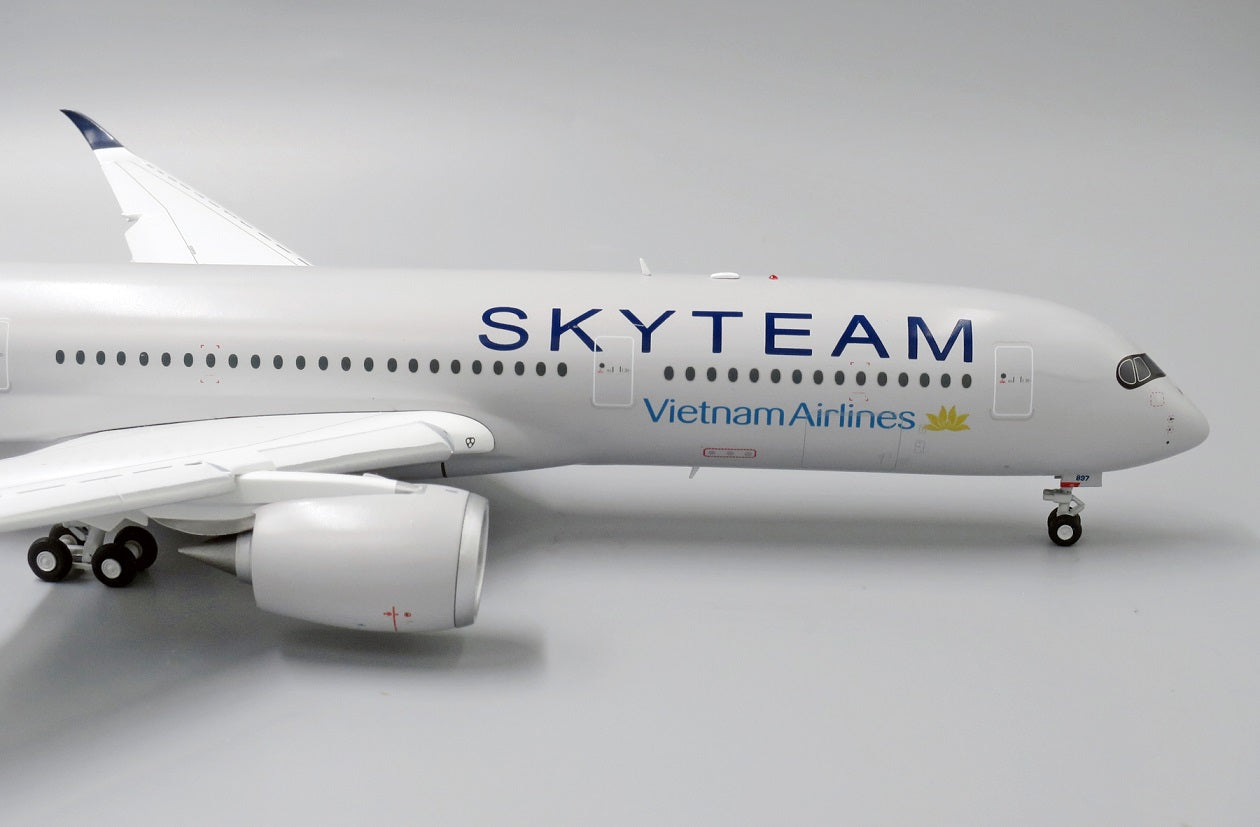 JC WINGS A350-900XWB VIETNAM AIRLINES "SKYTEAM LIVERY" (FLAPS DOWN) REG: VN-A897