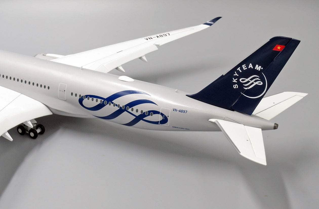 JC WINGS A350-900XWB VIETNAM AIRLINES "SKYTEAM LIVERY" (FLAPS DOWN) REG: VN-A897