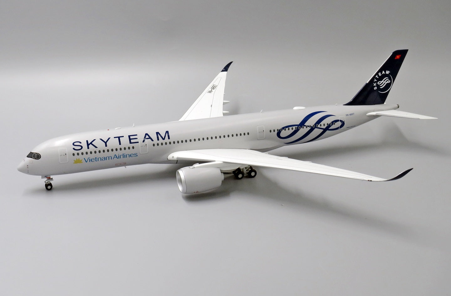 JC WINGS A350-900 VIETNAM AIRLINES "SKYTEAM LIVERY" REG: VN-A897
