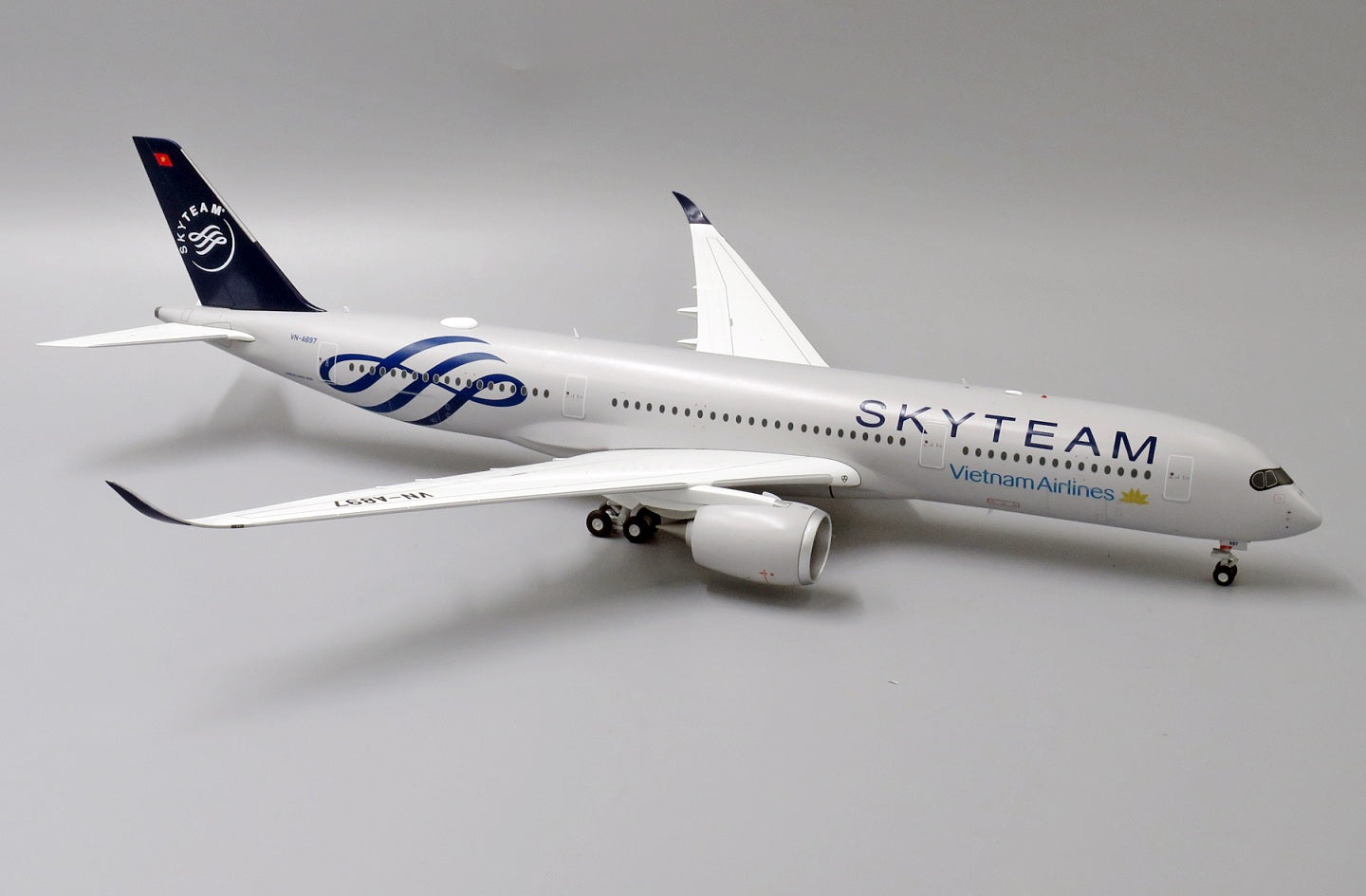 JC WINGS A350-900 VIETNAM AIRLINES "SKYTEAM LIVERY" REG: VN-A897