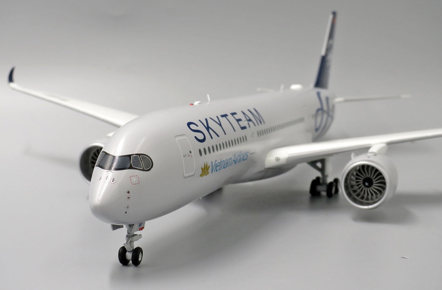 JC WINGS A350-900 VIETNAM AIRLINES "SKYTEAM LIVERY" REG: VN-A897