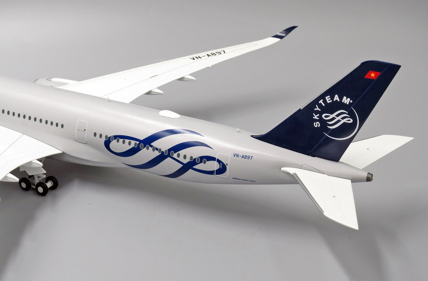JC WINGS A350-900 VIETNAM AIRLINES "SKYTEAM LIVERY" REG: VN-A897