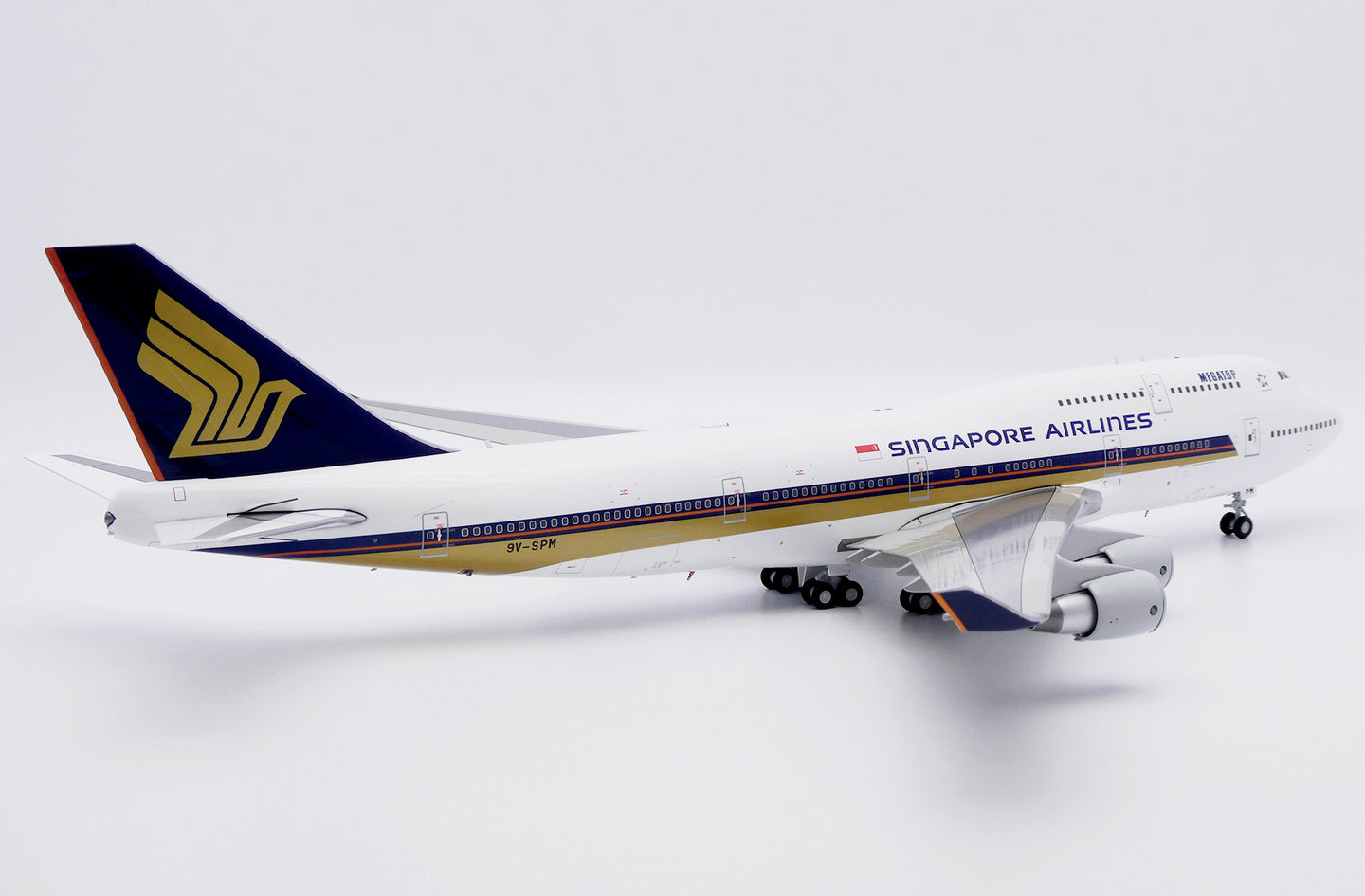 JC WINGS B747-400 SINGAPORE AIRLINES "MEGATOP" REG: 9V-SPM