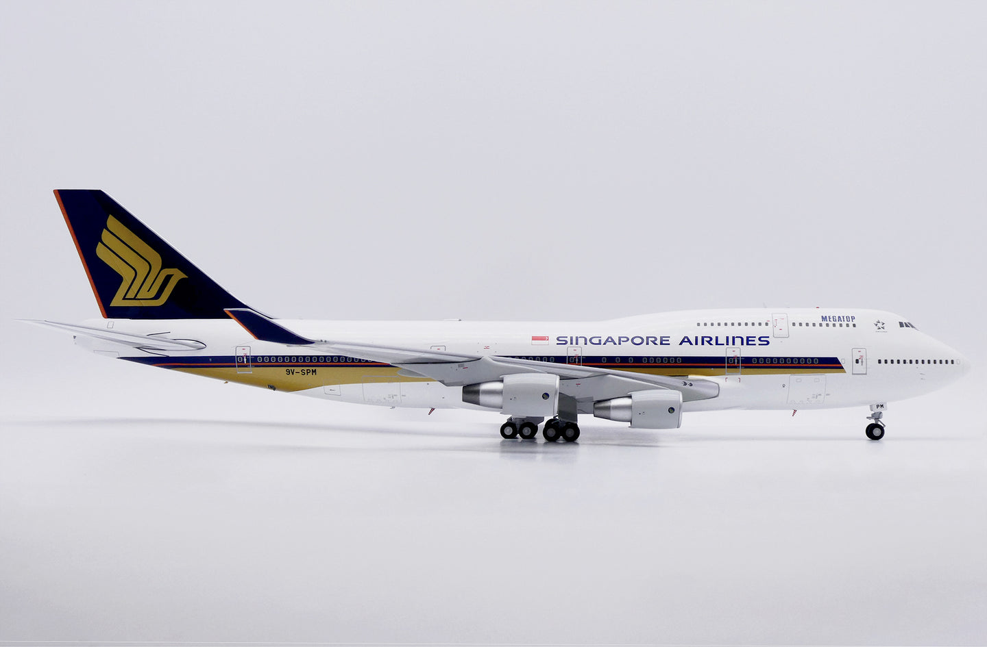 JC WINGS B747-400 SINGAPORE AIRLINES "MEGATOP" REG: 9V-SPM