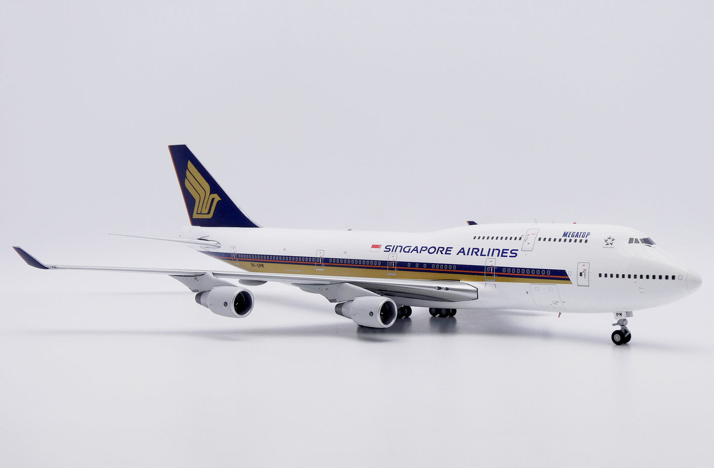 JC WINGS B747-400 SINGAPORE AIRLINES "MEGATOP" REG: 9V-SPM