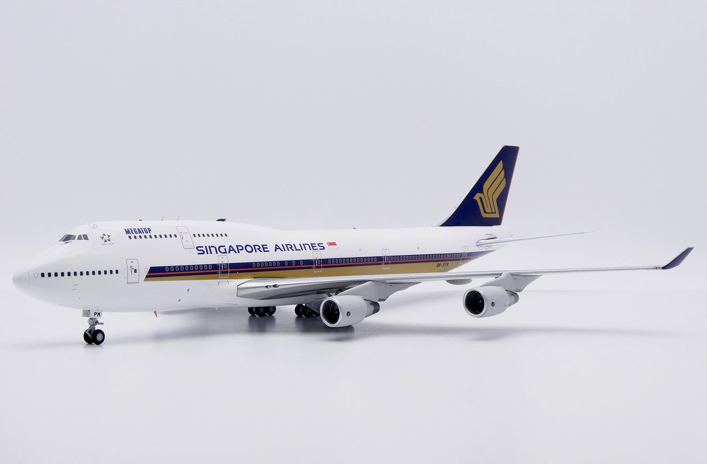 JC WINGS B747-400 SINGAPORE AIRLINES "MEGATOP" REG: 9V-SPM