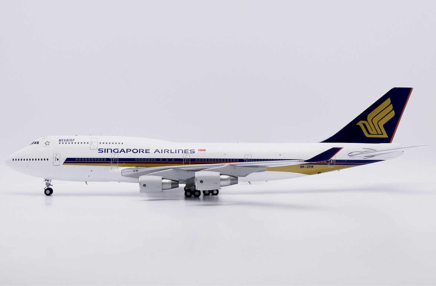 JC WINGS B747-400 SINGAPORE AIRLINES "MEGATOP" REG: 9V-SPM