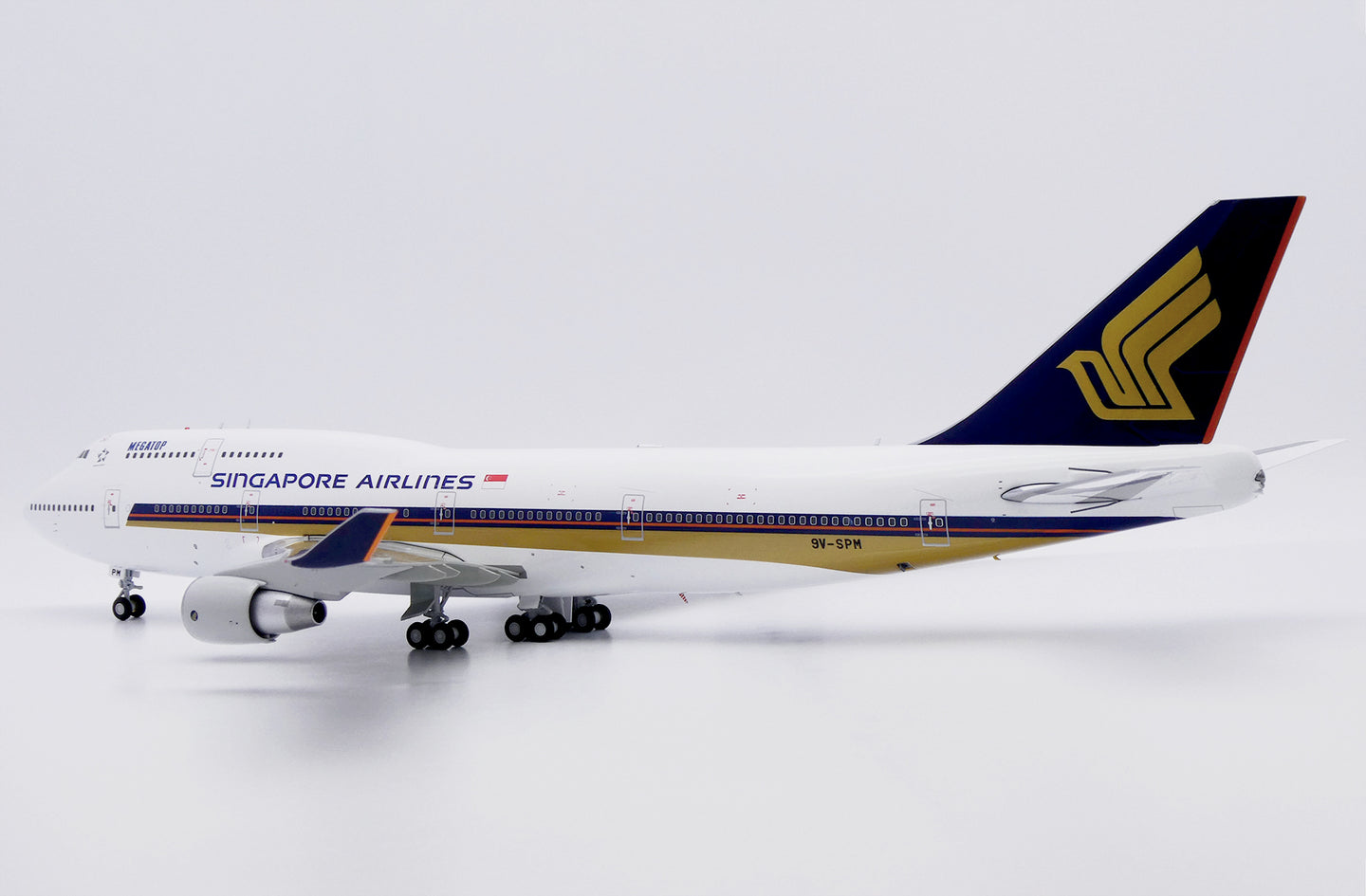 JC WINGS B747-400 SINGAPORE AIRLINES "MEGATOP" REG: 9V-SPM