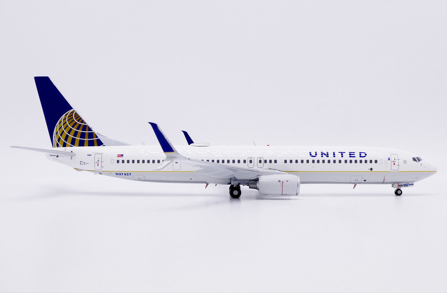 JC WINGS B737-900ER UNITED AIRLINES REG: N37437