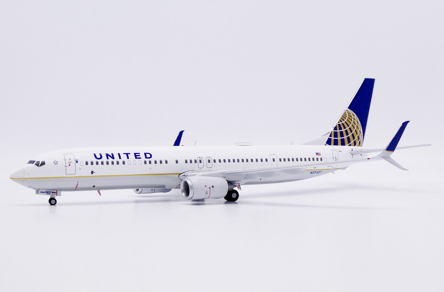 JC WINGS B737-900ER UNITED AIRLINES REG: N37437