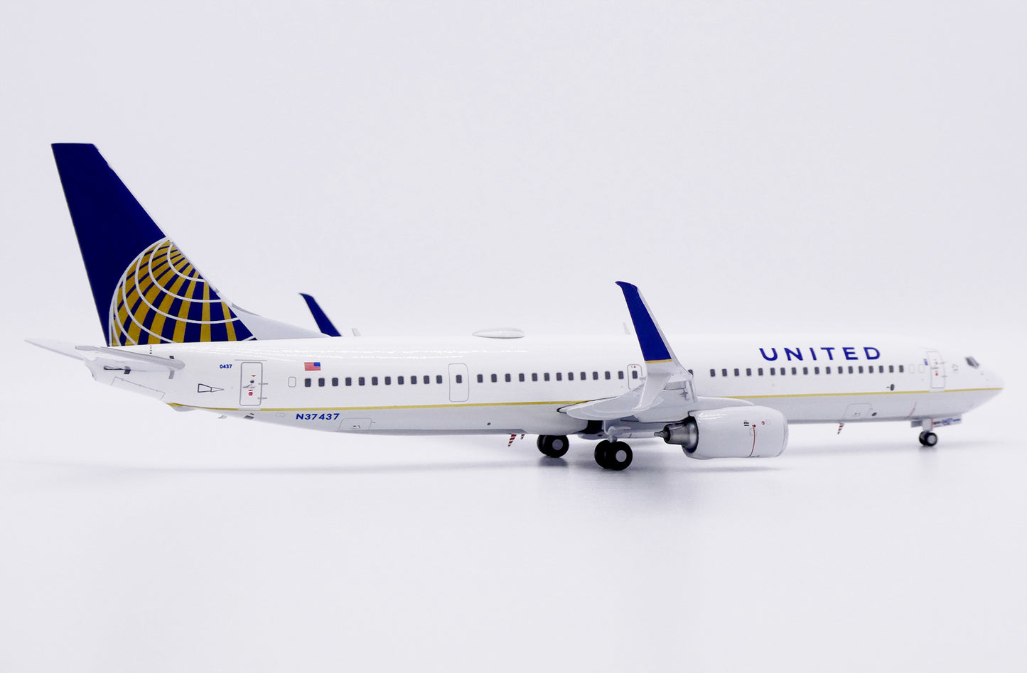 JC WINGS B737-900ER UNITED AIRLINES REG: N37437