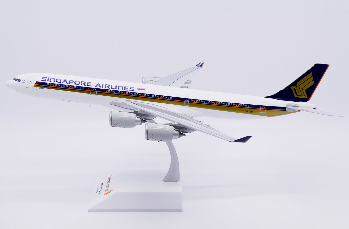 JC WINGS A340-500 SINGAPORE AIRLINES "LARGE TITLES" REG: 9V-SGD