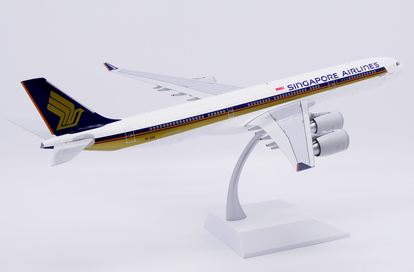 JC WINGS A340-500 SINGAPORE AIRLINES "LARGE TITLES" REG: 9V-SGD