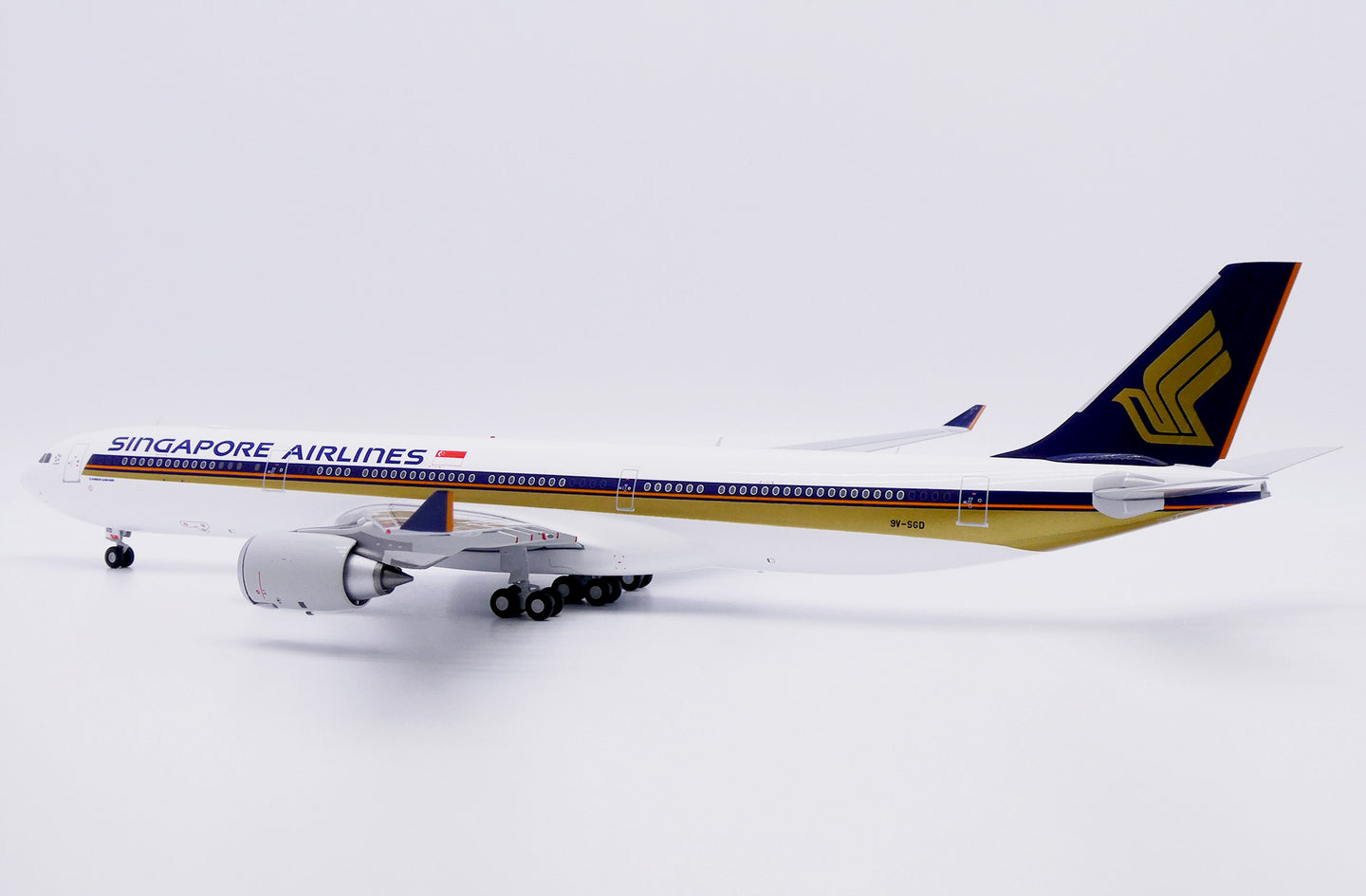 JC WINGS A340-500 SINGAPORE AIRLINES "LARGE TITLES" REG: 9V-SGD