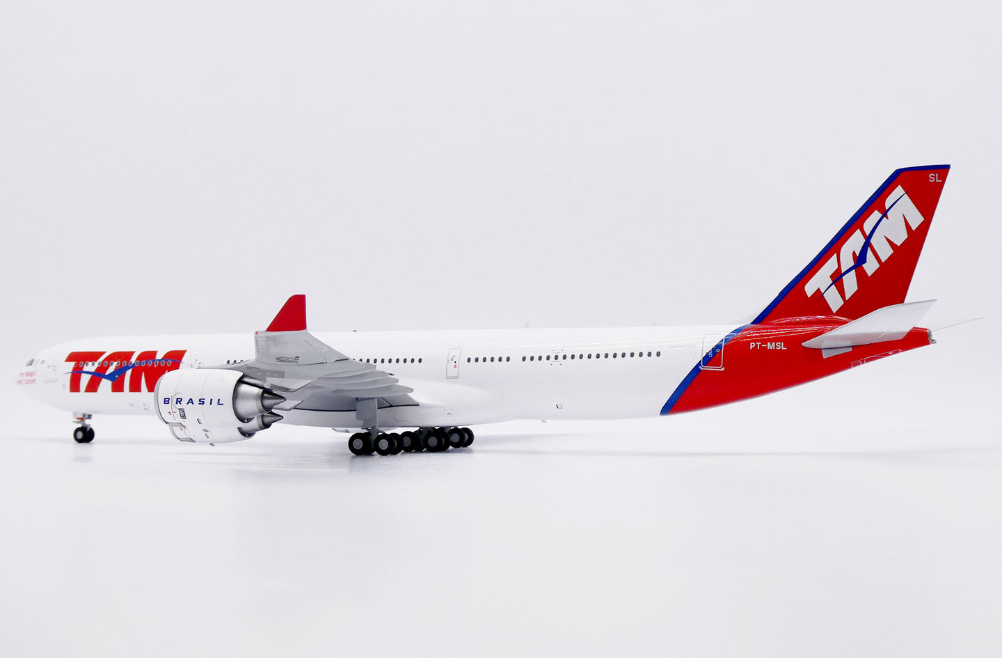 JC WINGS A340-500 TAM LINHAS AEREAS REG: PT-MSL