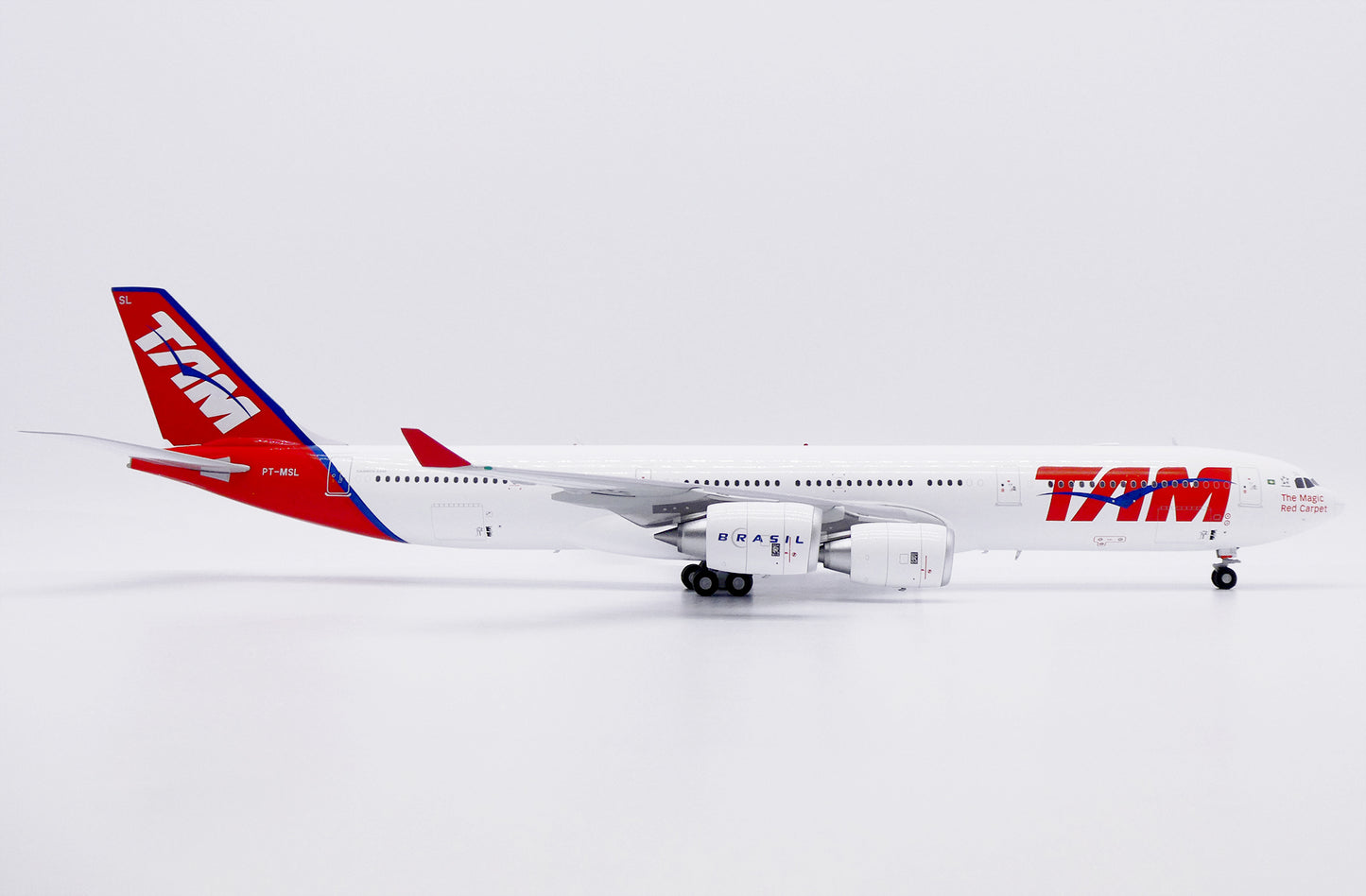JC WINGS A340-500 TAM LINHAS AEREAS REG: PT-MSL