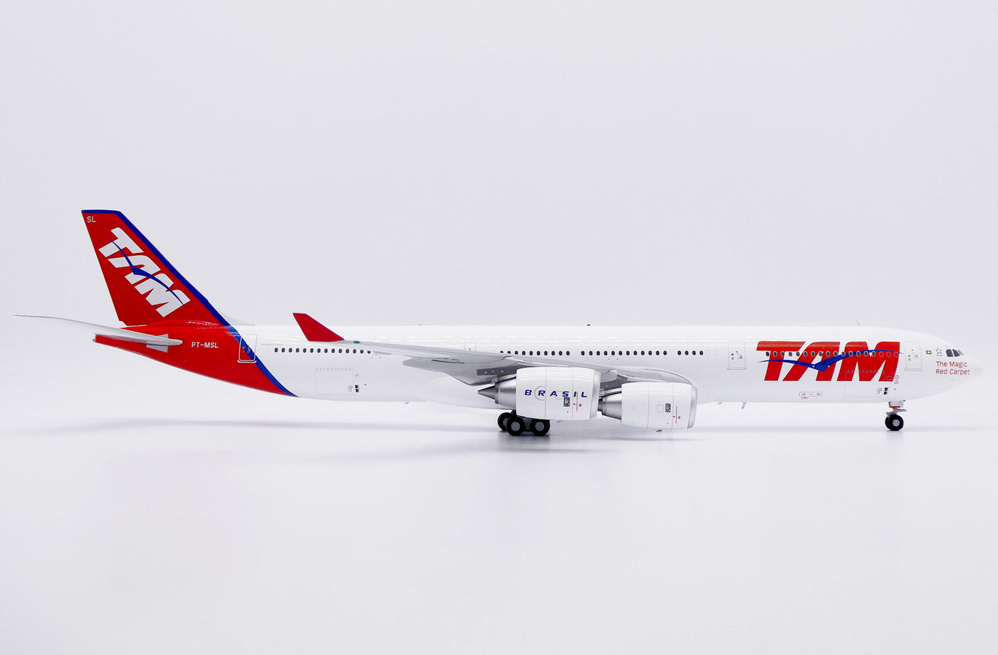 JC WINGS A340-500 TAM LINHAS AEREAS REG: PT-MSL
