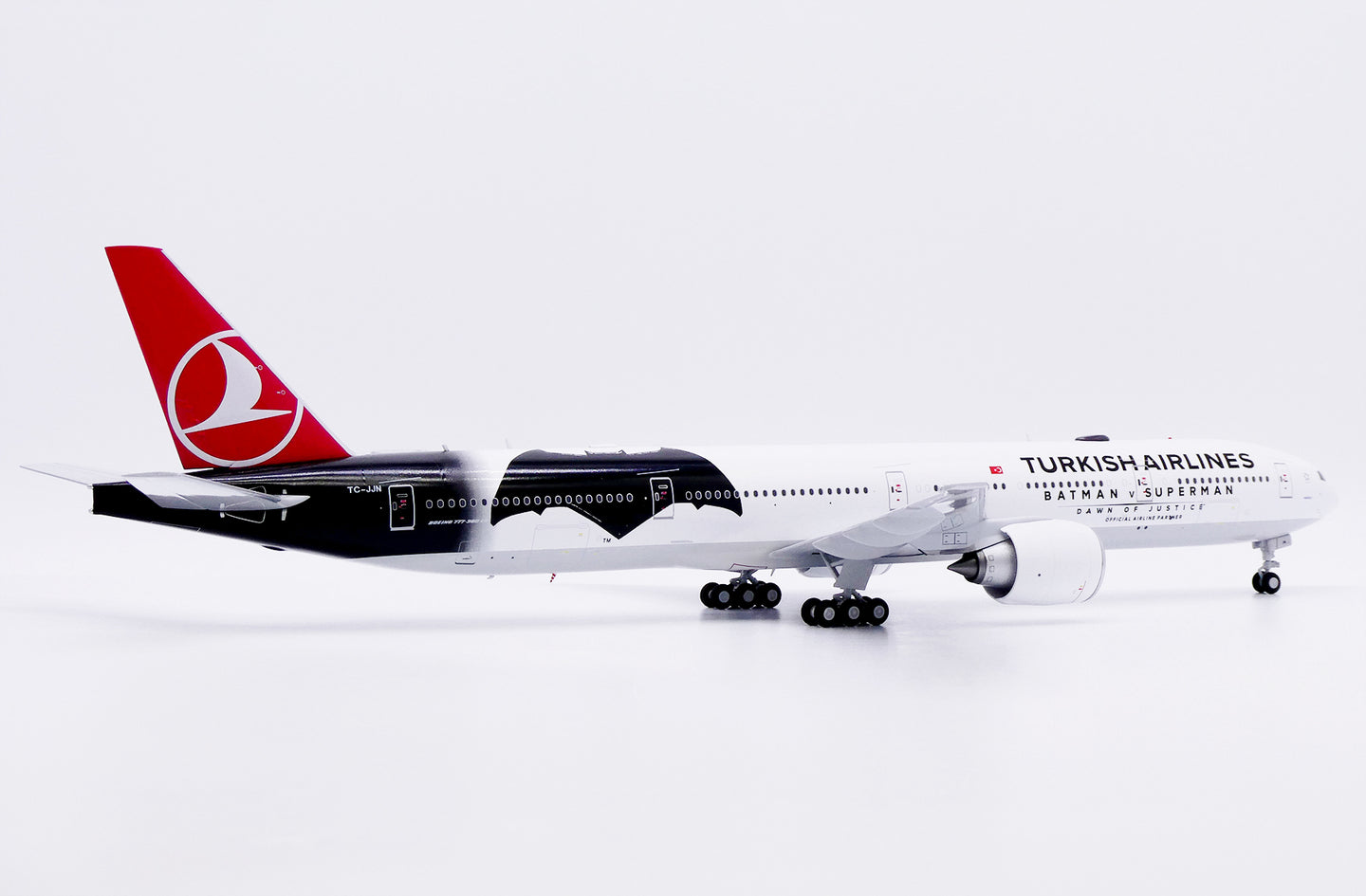 JC WINGS B777-300ER TURKISH AIRLINES "BATMAN V SUPERMAN" REG: TC-JJN