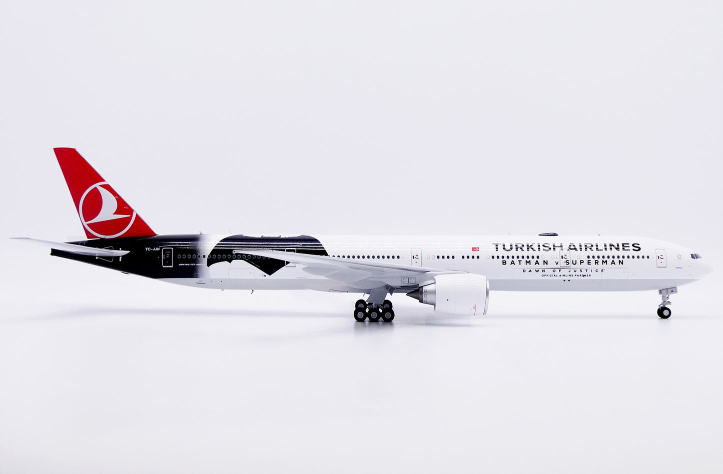 JC WINGS B777-300ER TURKISH AIRLINES "BATMAN V SUPERMAN" REG: TC-JJN