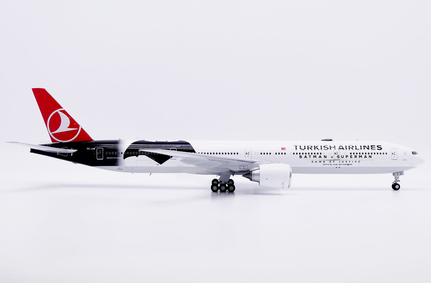 JC WINGS B777-300ER TURKISH AIRLINES "BATMAN V SUPERMAN" REG: TC-JJN