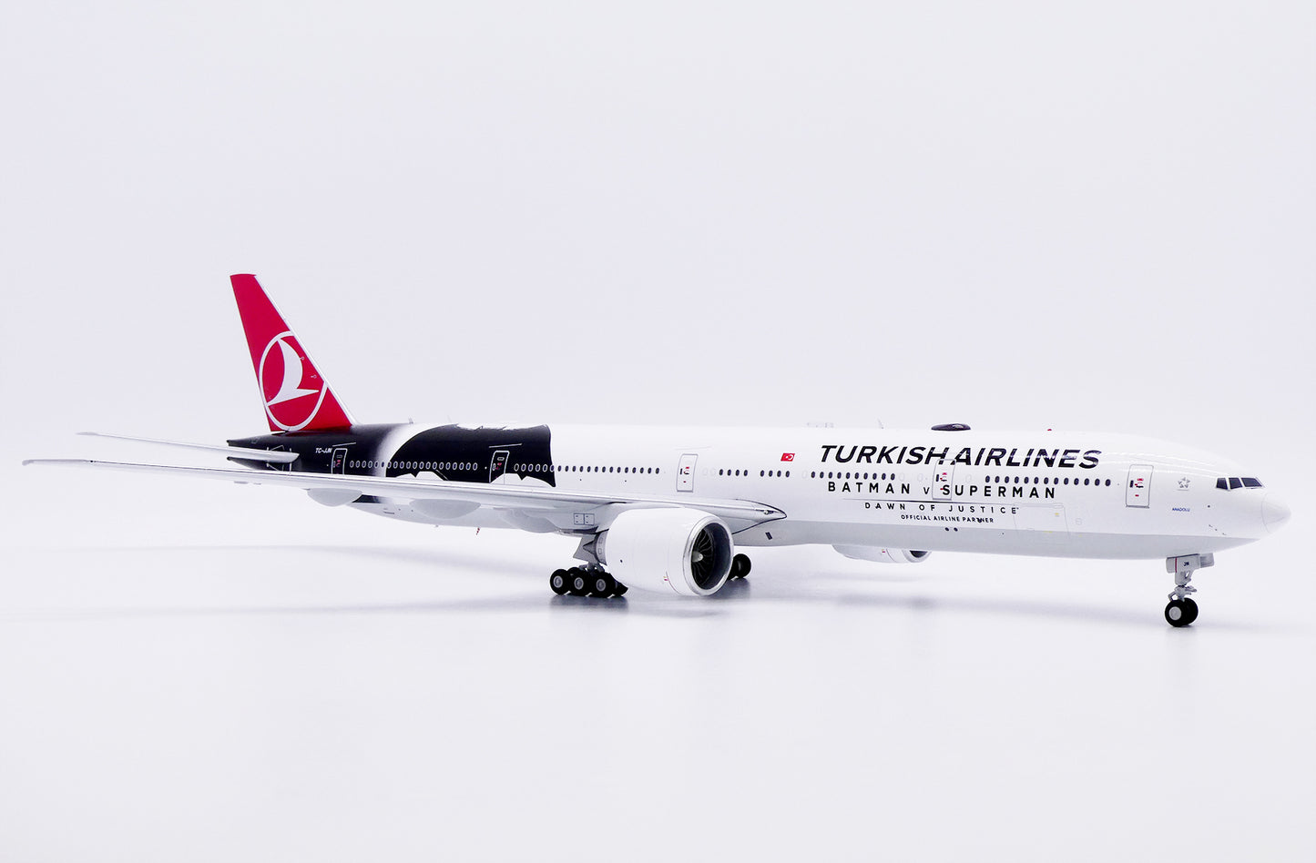 JC WINGS B777-300ER TURKISH AIRLINES "BATMAN V SUPERMAN" REG: TC-JJN