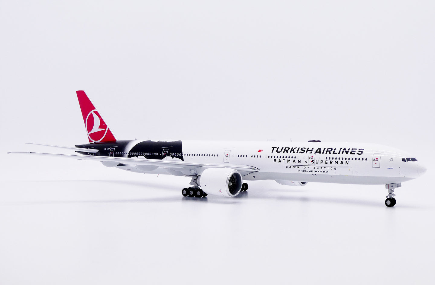 JC WINGS B777-300ER TURKISH AIRLINES "BATMAN V SUPERMAN" REG: TC-JJN