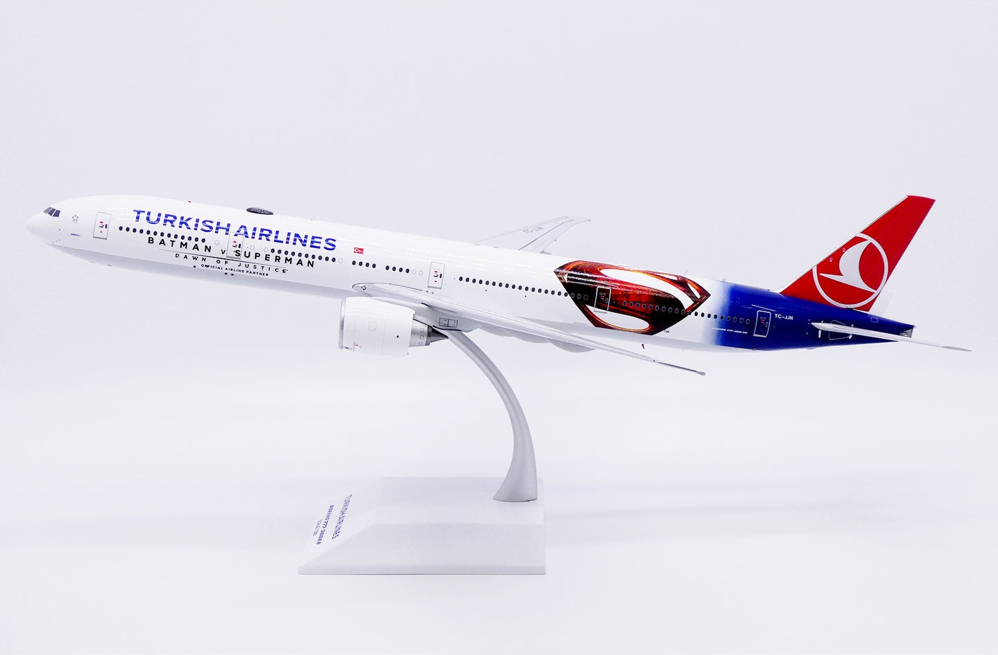 JC WINGS B777-300ER TURKISH AIRLINES "BATMAN V SUPERMAN" REG: TC-JJN